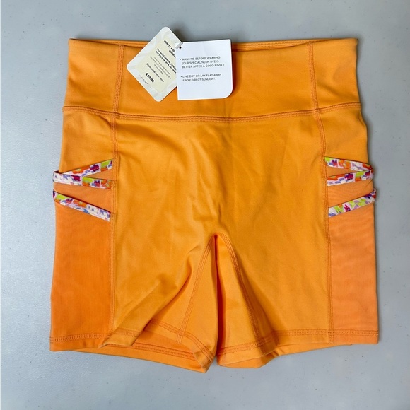 Fabletics Trinity Mid-rise Pocket Shorts 5” Marigold New Wave Size Small/6 NWT - Picture 1 of 4